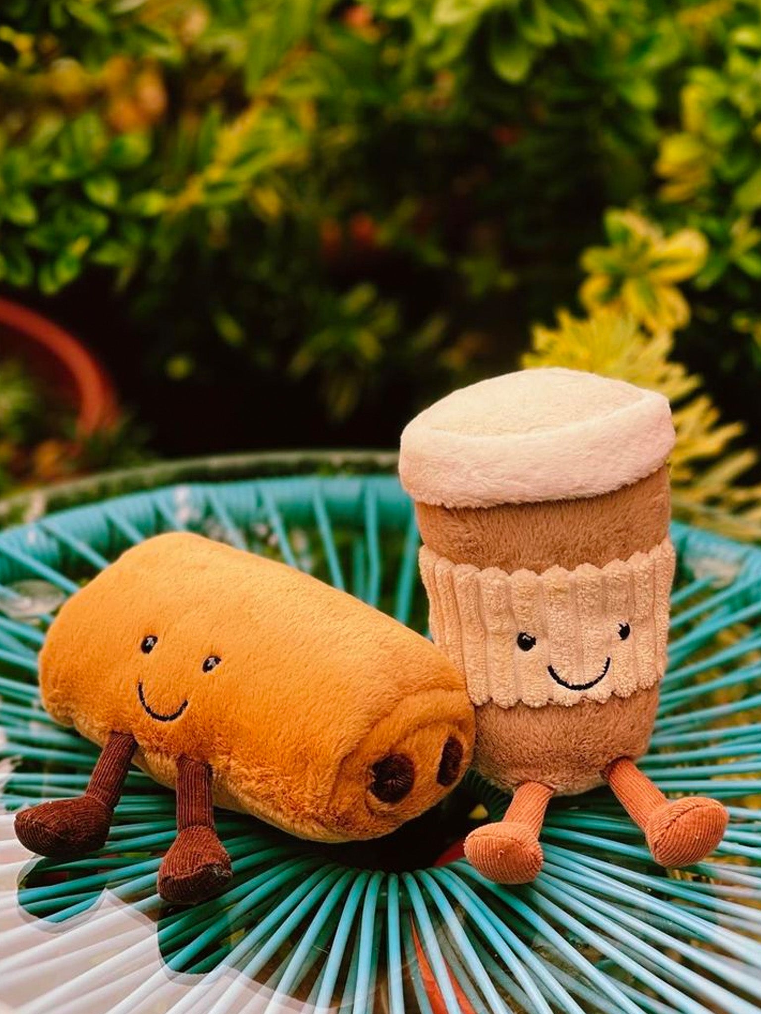 Jellycat Amusable Pain au Chocolat – Hands