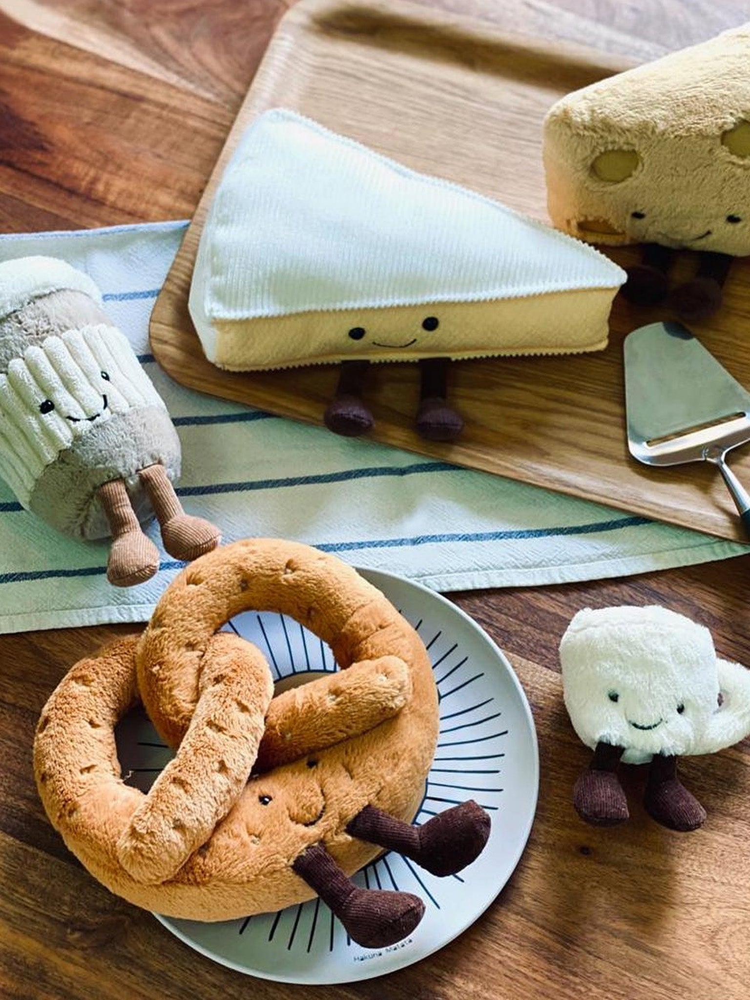 Jellycat Amusable Pretzel – Hands